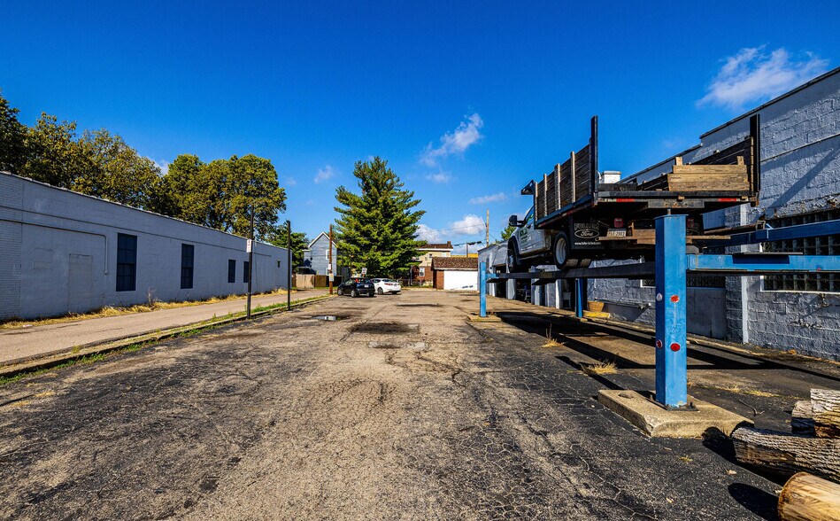 More Photos Of 7315 Vine St, Cincinnati Auto Repair For Sale