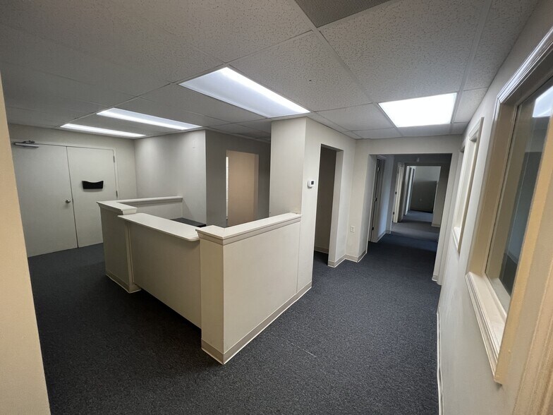 More Photos Of 2444 Solomons Island Rd, Annapolis General Retail For Sale