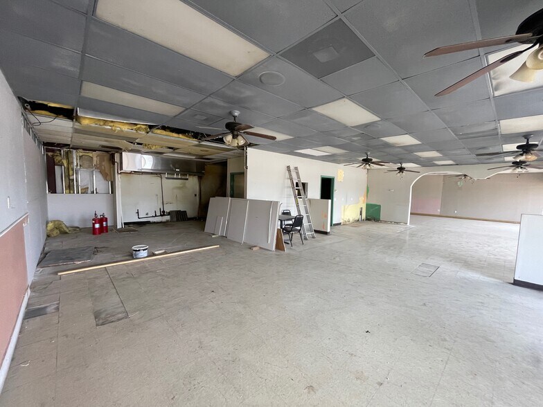 More Photos Of 701 E Main St, Tomball Storefront For Lease