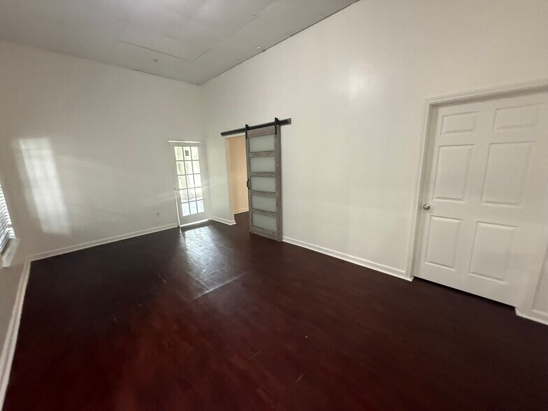 More Photos Of 605 Bradford Ave, Kemah General Retail For Lease