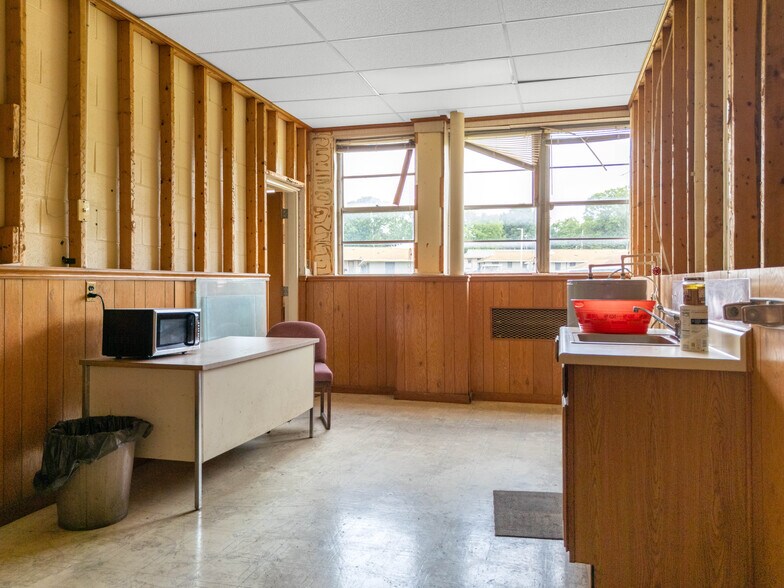 More Photos Of 501 W 10th St, Trenton Warehouse For Lease