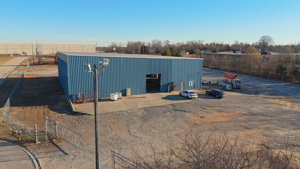 Primary Photo Of 125 Expedition Ct, Duncan Warehouse For Lease
