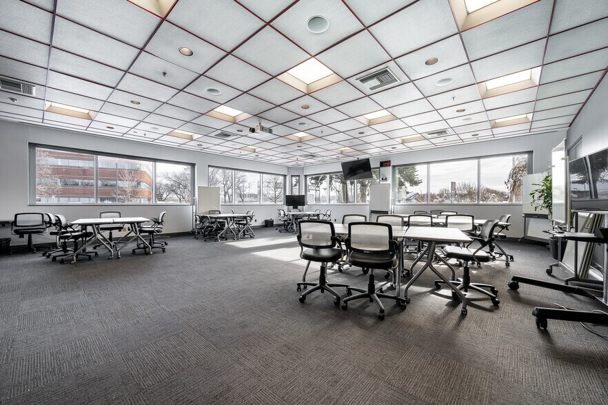 More Photos Of 1325 Hwy Trans-Canada, Dorval Office Residential For Sale