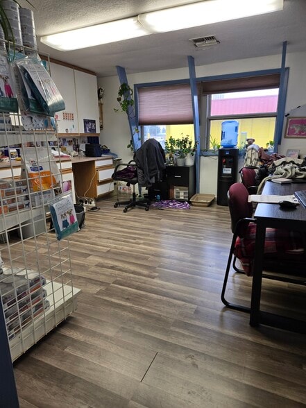 More Photos Of 1037 NW 6th St, Redmond Office For Sale