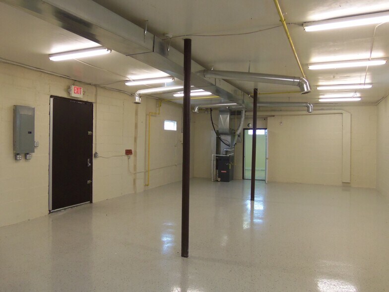 More Photos Of 495 N Perry St, Pontiac Manufacturing For Lease
