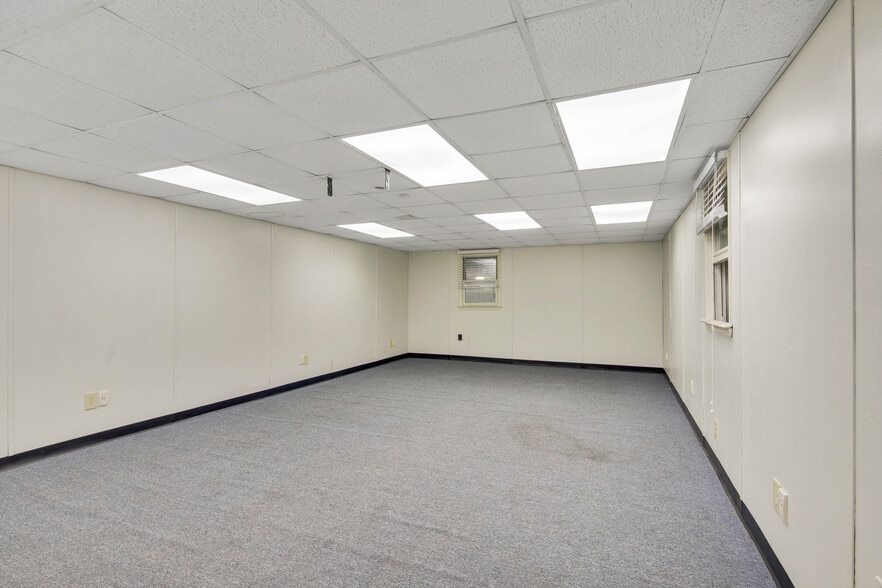 More Photos Of 3036 Gillespie St, Fayetteville Manufacturing For Lease