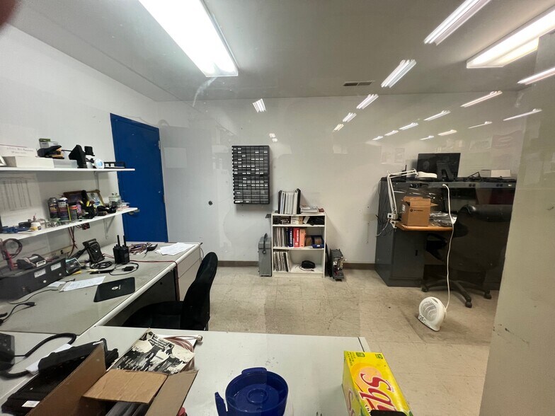 More Photos Of 1365 W Bloomfield Rd, Bloomington Storefront Retail Office For Lease