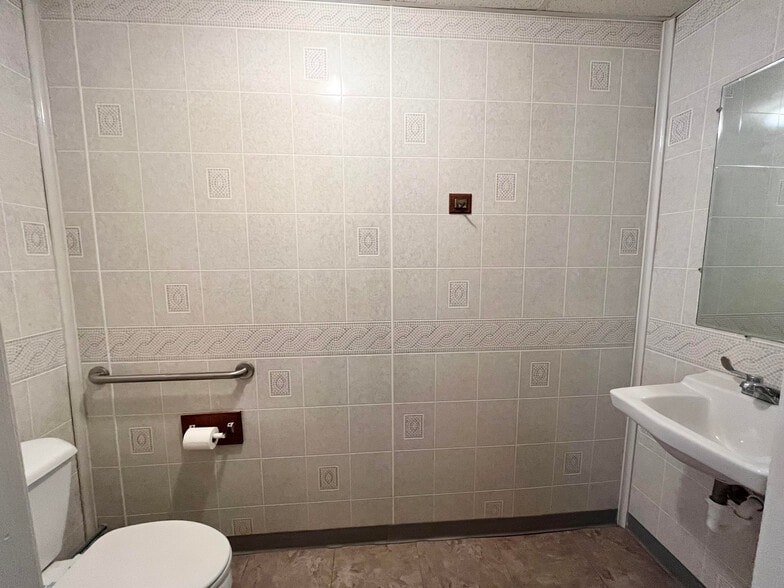 More Photos Of 350 5th Ave, Huntington Medical For Sale