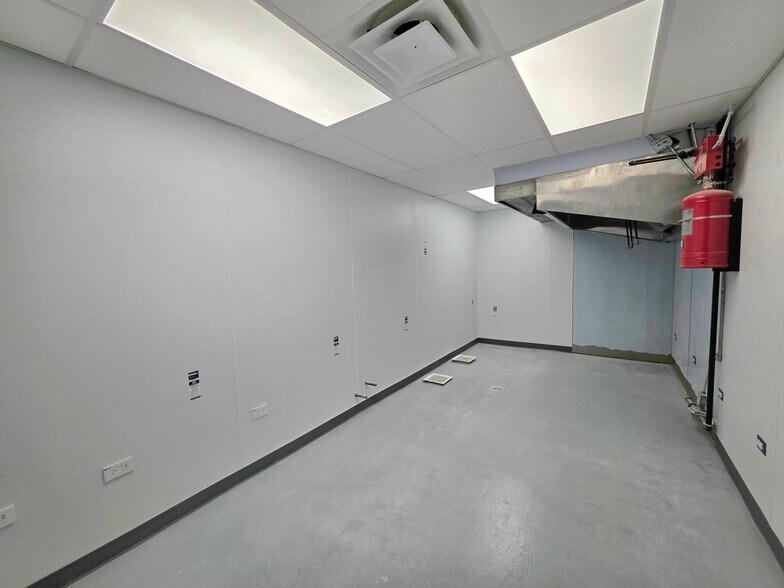 More Photos Of 2201 W Howard St, Chicago Restaurant For Lease