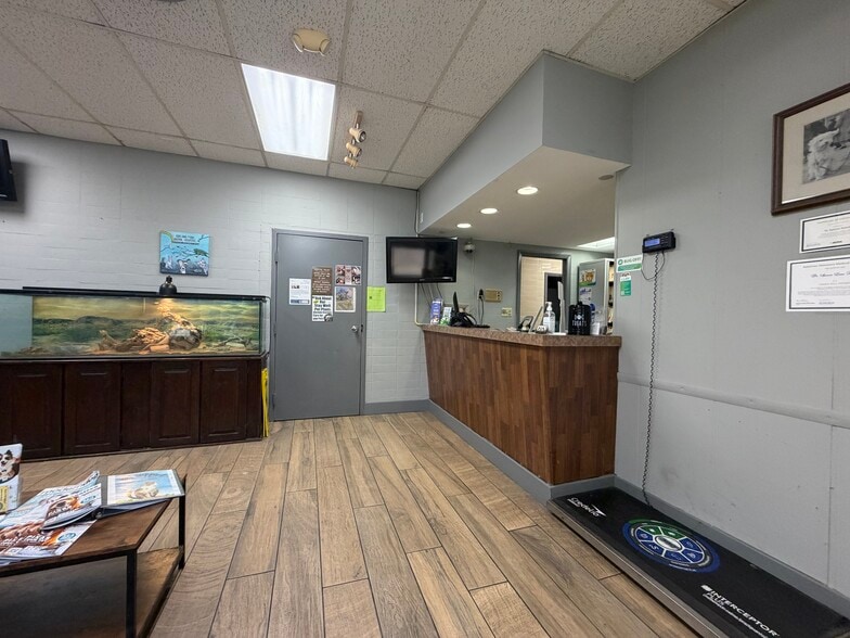More Photos Of 2200 W Oakland Park Blvd, Oakland Park Veterinarian Kennel For Sale