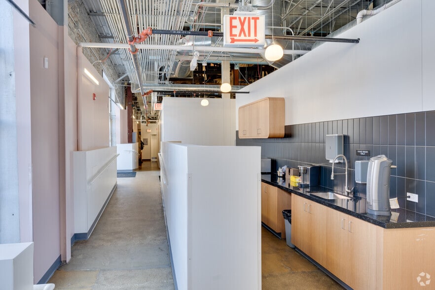 More Photos Of 850 W Superior St, Chicago Restaurant For Lease