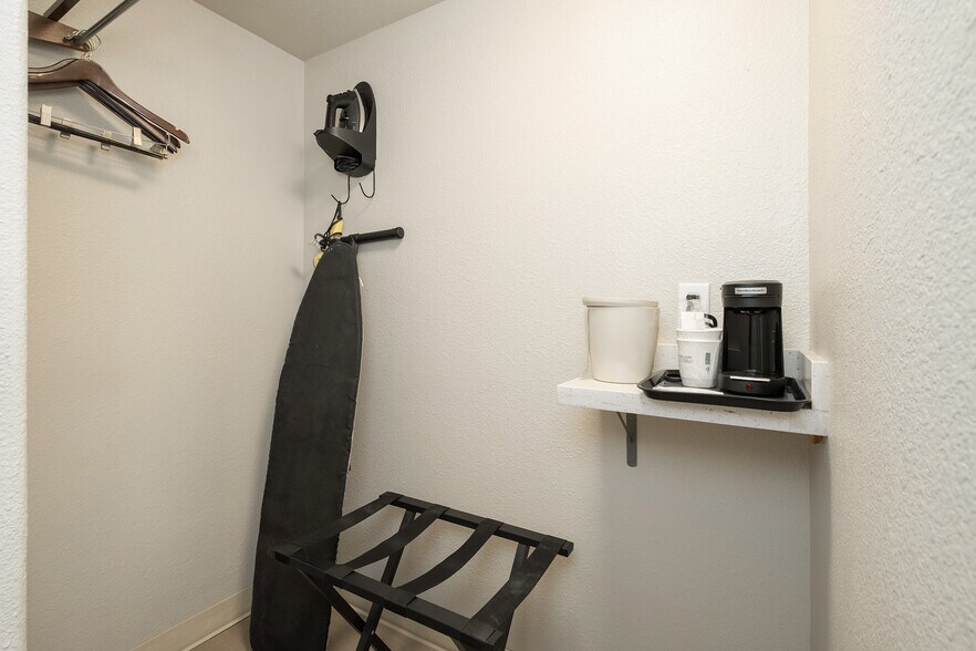 More Photos Of 6090 N Blackstone Ave, Fresno Hotel For Sale