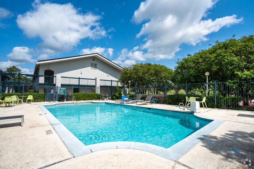 More Photos Of 2600 Ruth St, Sulphur Hotel For Sale