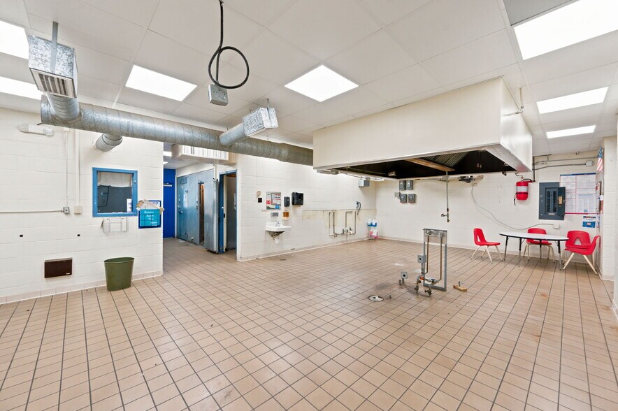 More Photos Of 320 E Miracle Strip Pky, Mary Esther General Retail For Sale