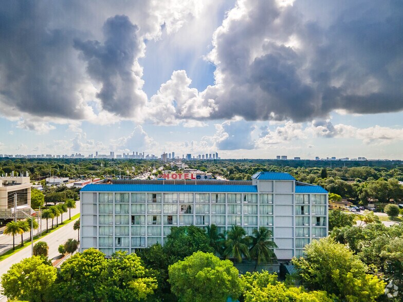 More Photos Of 148 NW 167th St, Miami Hotel For Lease