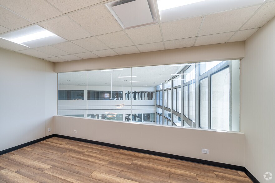 More Photos Of 387 Shuman Blvd, Naperville Medical For Lease