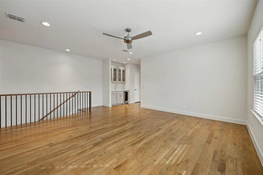 More Photos Of 5614 Anita St, Dallas Dormitory For Sale