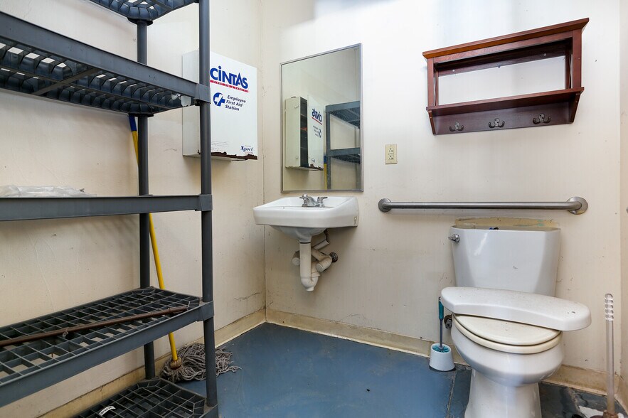 More Photos Of 9262 Culebra Rd, San Antonio Storefront Retail Office For Sale