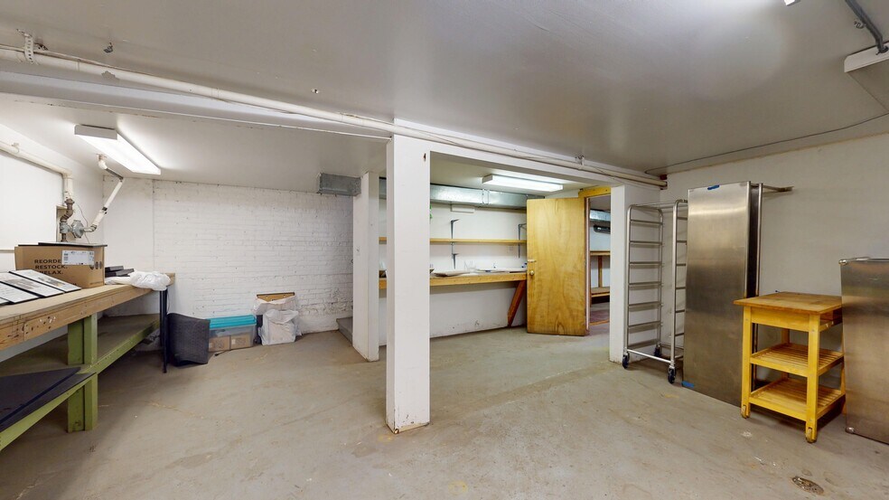 More Photos Of 2004 W Roscoe St, Chicago Apartments For Lease