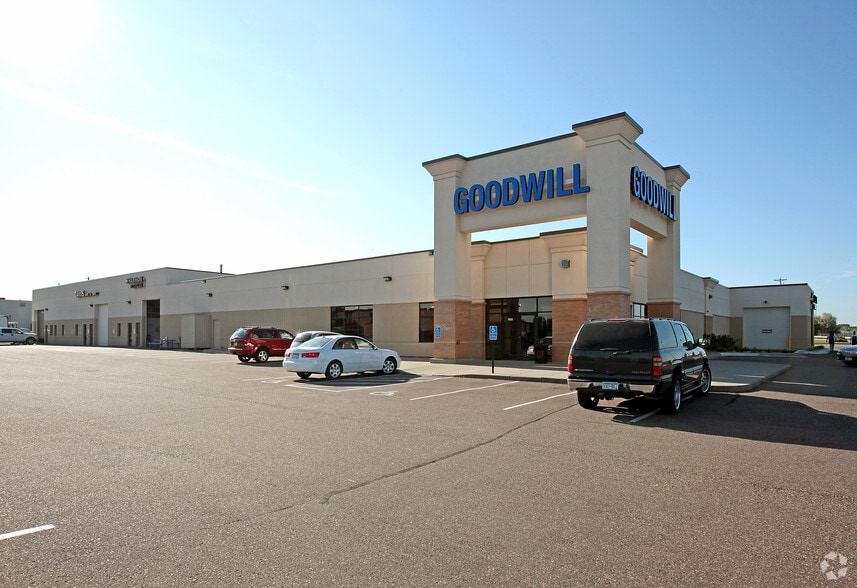 More Photos Of 2500 Cleveland Ave N, Roseville Freestanding For Lease