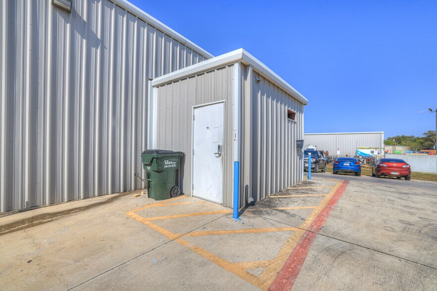 More Photos Of 1361 Wald Rd, New Braunfels Industrial For Sale