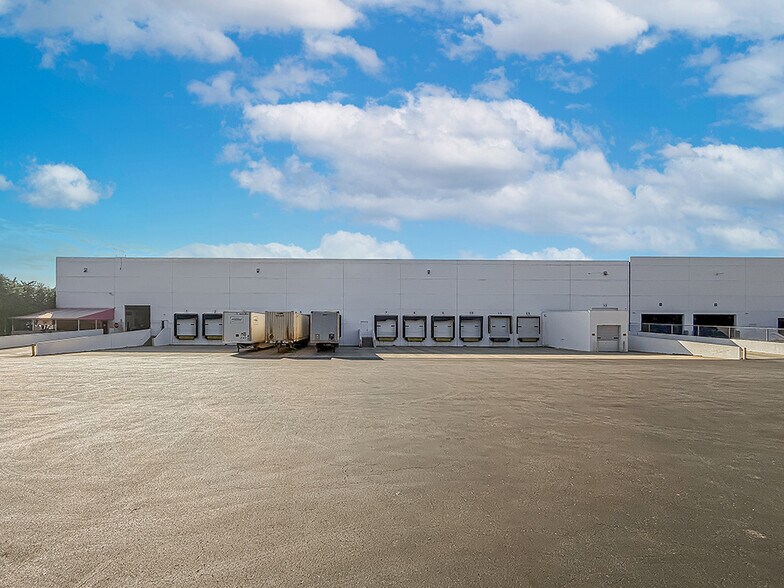 More Photos Of 16689 Schoenborn St, North Hills Warehouse For Lease