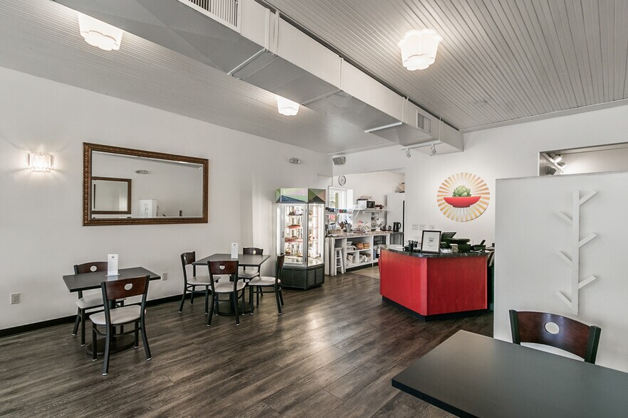 More Photos Of 618 Oak St, Baraboo General Retail For Sale