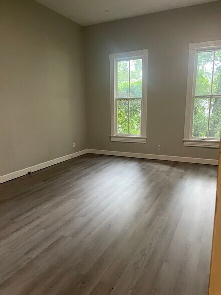 More Photos Of 315 Main Ave, Northport Office Residential For Lease