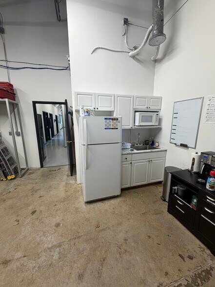 More Photos Of 15000-15100 N 23rd Ave, Plymouth Research And Development For Lease