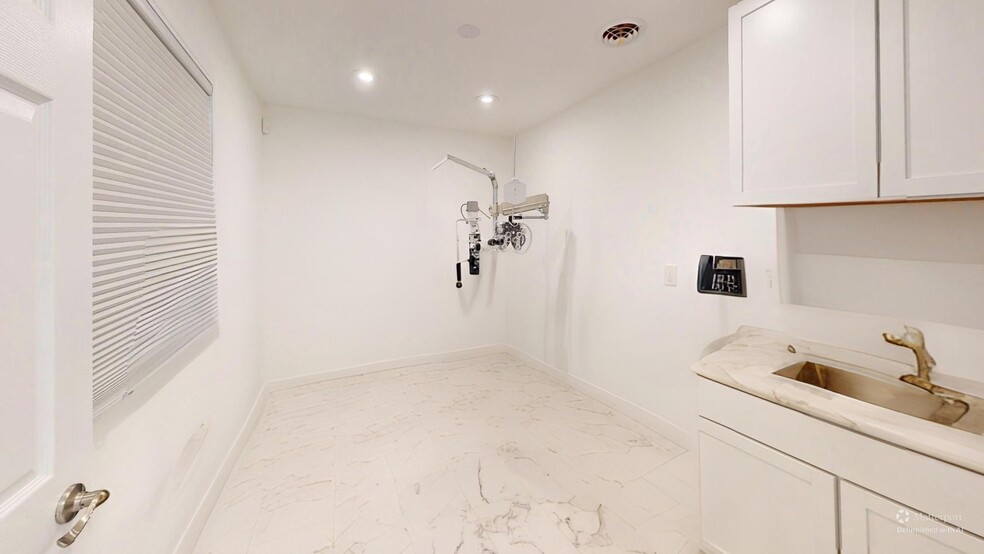 More Photos Of 718 N Bridge St, Yorkville Office For Lease