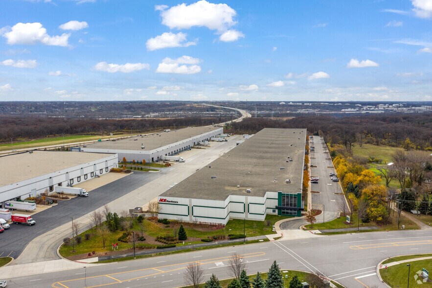 More Photos Of 2145 Internationale Pky, Woodridge Warehouse For Lease