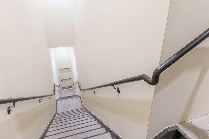 More Photos Of 462 John Ringling Blvd, Sarasota General Retail For Sale