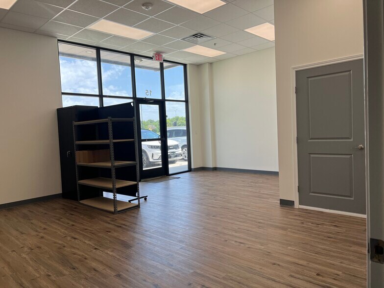 More Photos Of 4227 S Main St, Stafford Showroom For Lease