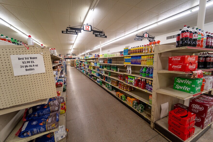 More Photos Of 1302 E Crestwood Dr, Victoria Storefront For Sale