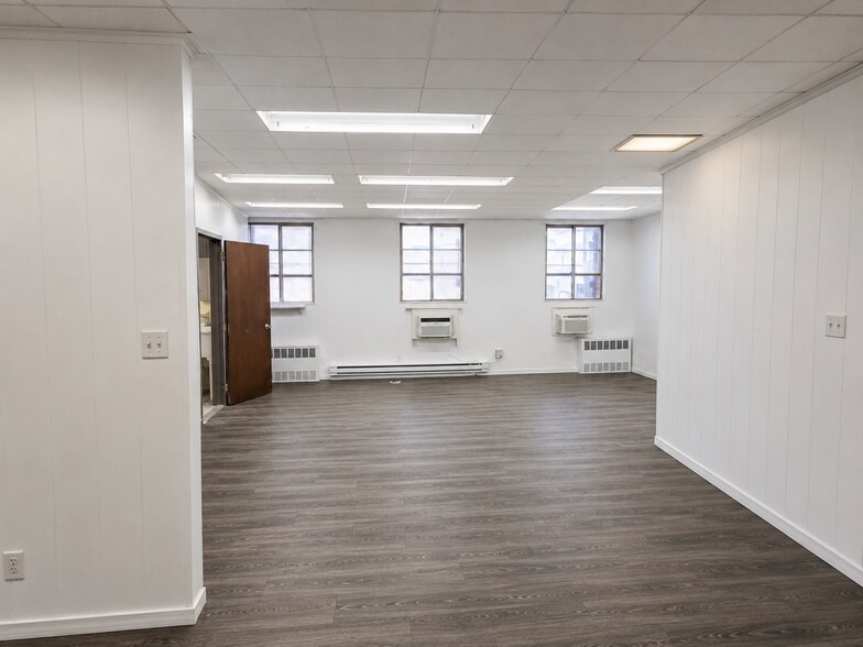 More Photos Of 372 Ten Eyck St, Brooklyn Warehouse For Lease