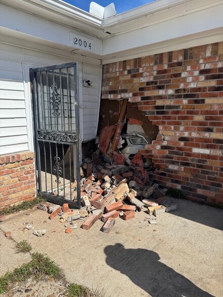 More Photos Of 2002 W Highway 6, Alvin Office For Sale