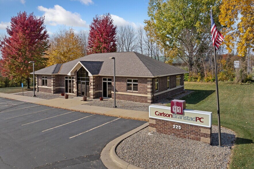More Photos Of 225 Cedardale Dr SE, Owatonna Office For Sale