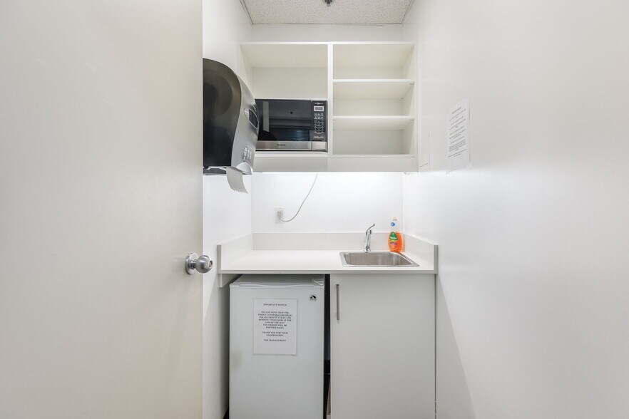 More Photos Of 938 Howe St, Vancouver Office For Sale