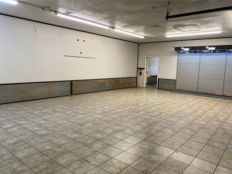 More Photos Of 13433 NW Expressway, Piedmont Flex For Lease