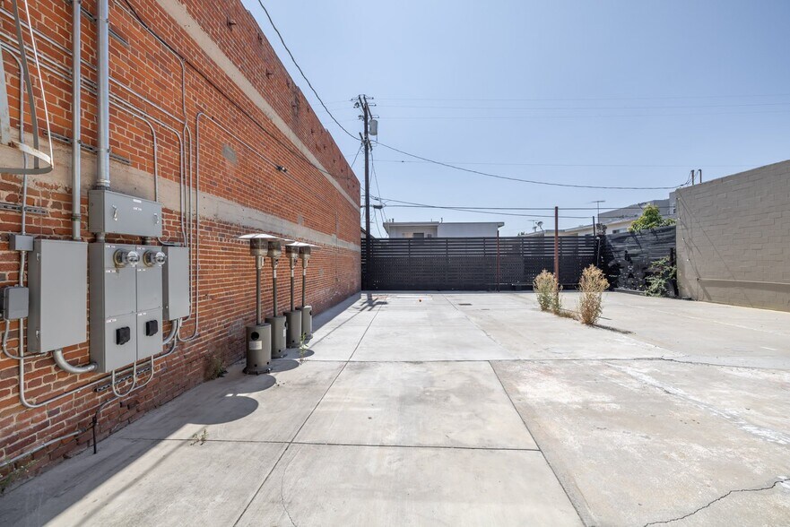 More Photos Of 629 N Western Ave, Los Angeles Office For Lease