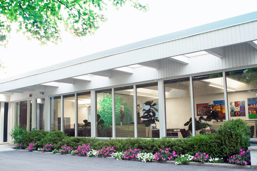 More Photos Of 836 Skokie Blvd, Northbrook Office For Sale