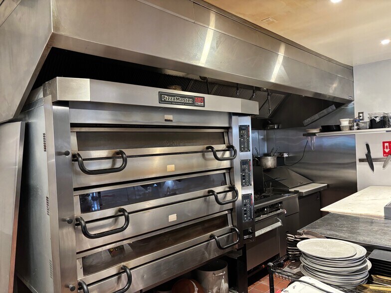 More Photos Of 1329 Gilman St, Berkeley Restaurant For Lease