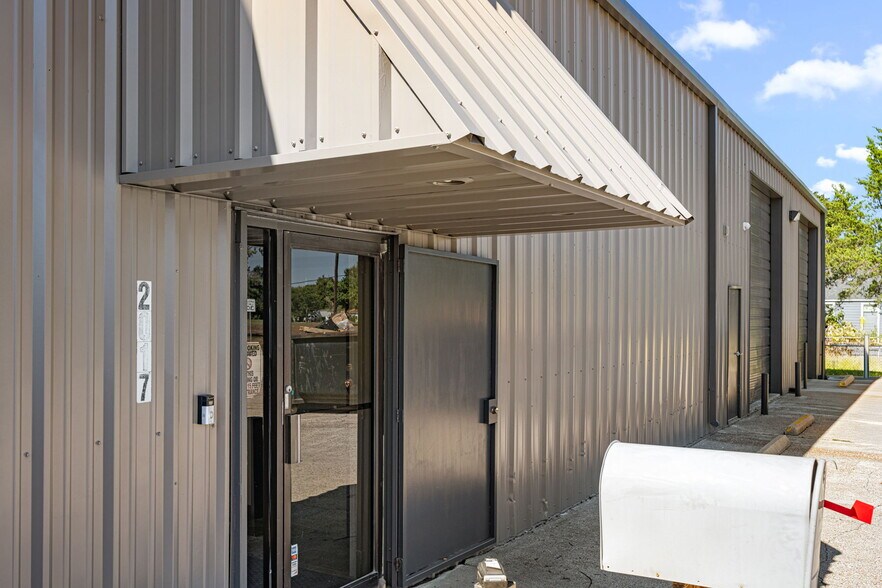 More Photos Of 2017 Lee Dr, Baytown Industrial For Lease