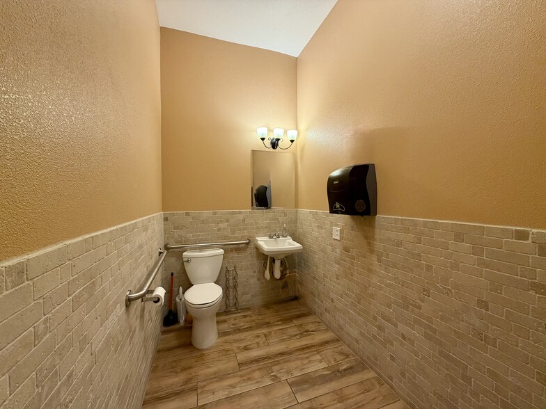 More Photos Of 213 W Hobsonway, Blythe Office Residential For Sale