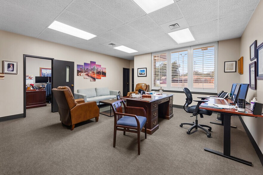 More Photos Of 8001 E R L Thornton Fwy, Dallas Office For Sale