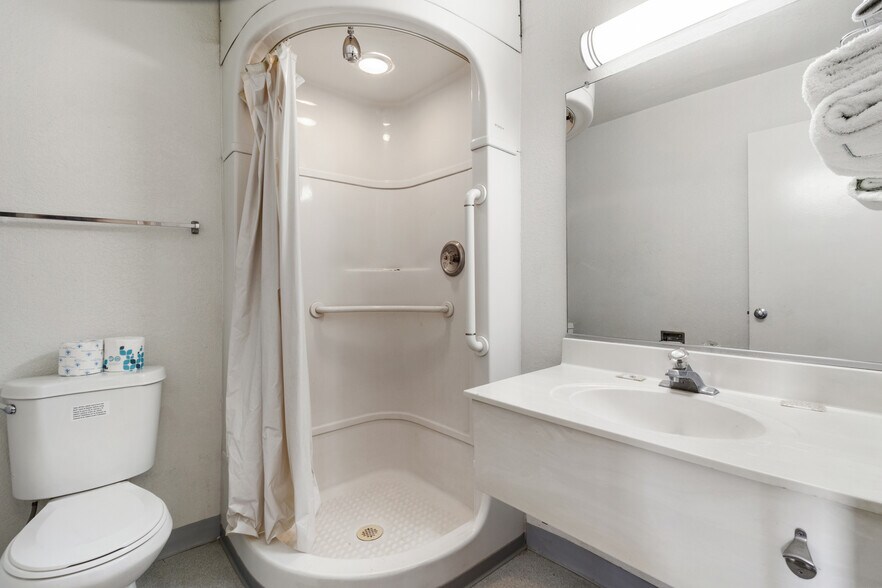 More Photos Of 16901 Stoddard Wells Rd, Victorville Hotel For Sale
