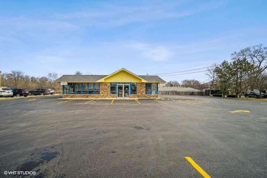 More Photos Of 1124 N Milwaukee Ave, Libertyville General Retail For Lease