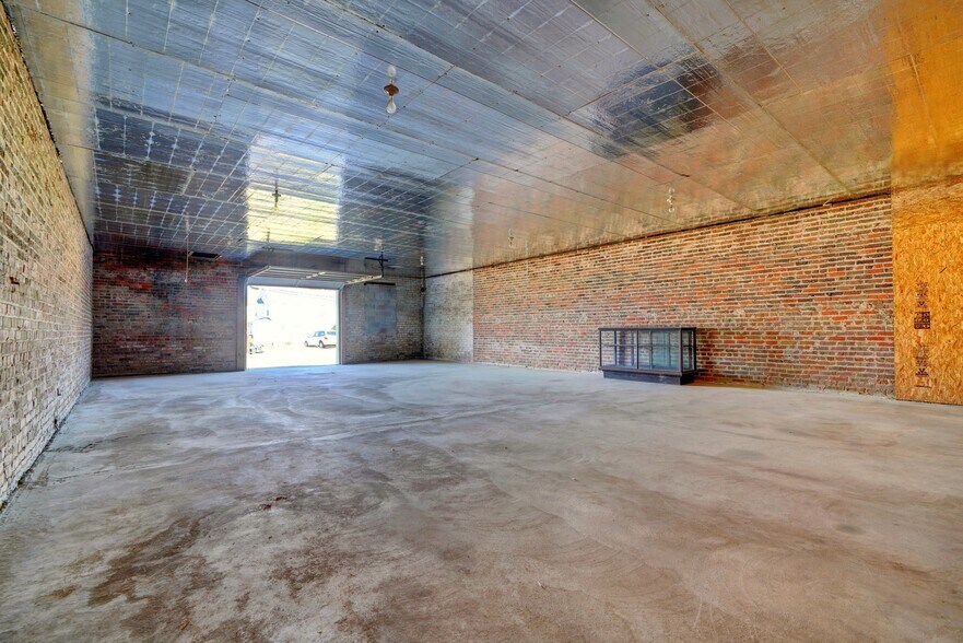 More Photos Of 300 Wilson Ave, Wakefield Sussex Self Storage For Lease