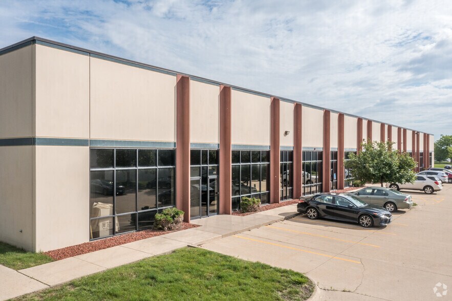 More Photos Of 4154-4180 NW Urbandale Dr, Urbandale Light Manufacturing For Lease