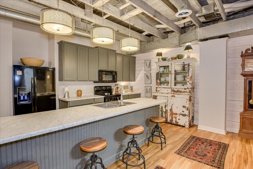 More Photos Of 114 W 6th St, Waynesboro Showroom For Sale